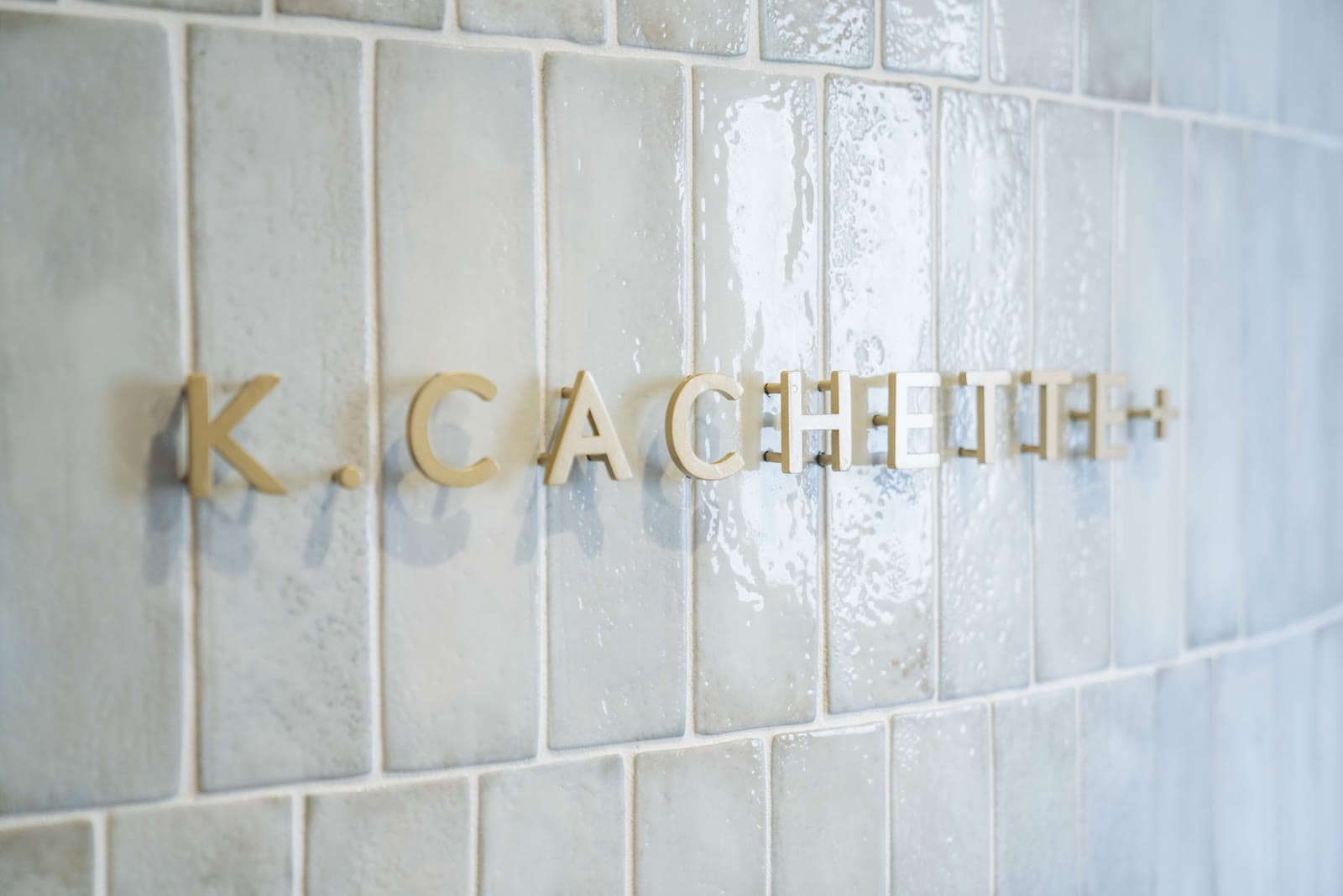 K.CACHETTE+ タイル壁サインエイジ